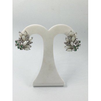 Pendientes de oro blanco, brillantes, esmeraldas y Ã³palos. 2