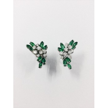 Pendientes de oro blanco, brillantes y esmeraldas.