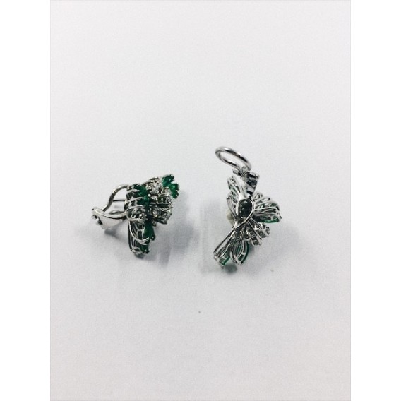 Pendientes de oro blanco, brillantes y esmeraldas.