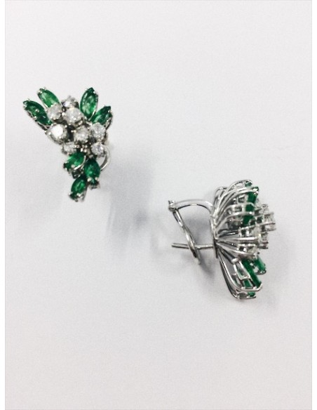 Pendientes de oro blanco, brillantes y esmeraldas.
