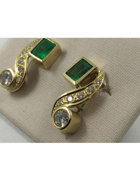 Pendientes en oro, brillantes y esmeraldas