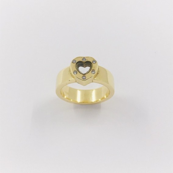 Anillo de oro con corazÃ³n central decorado con brillantes