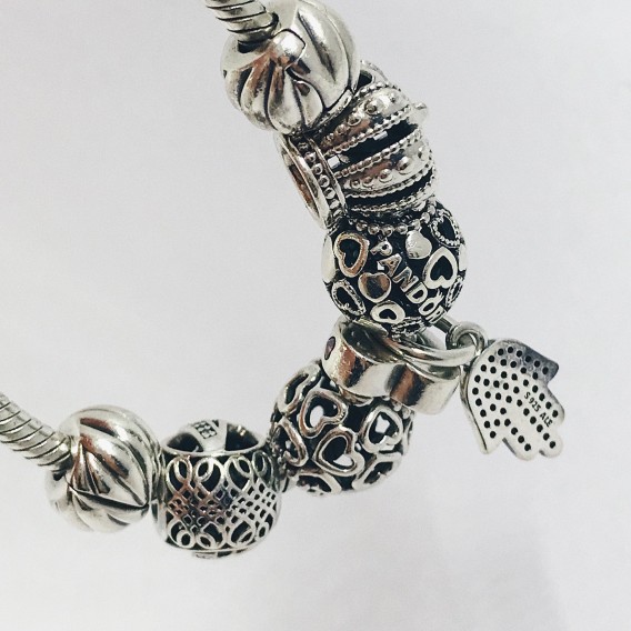 Pulsera Pandora en plata.