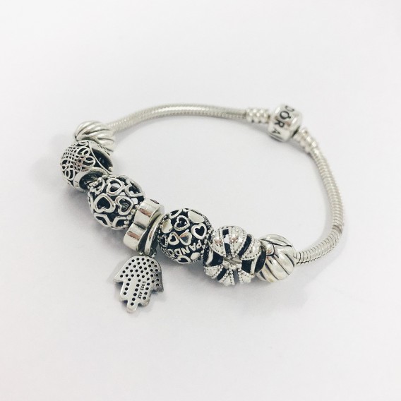 Pulsera Pandora en plata.