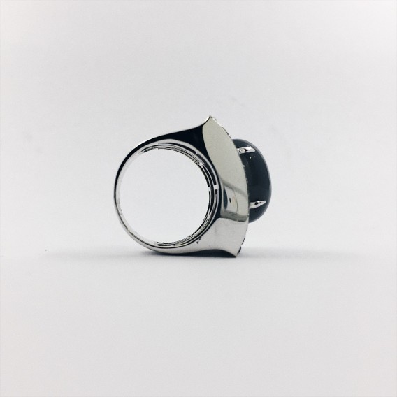 Anillo en oro blanco con diamantes blancos y negros y piedra natural gris