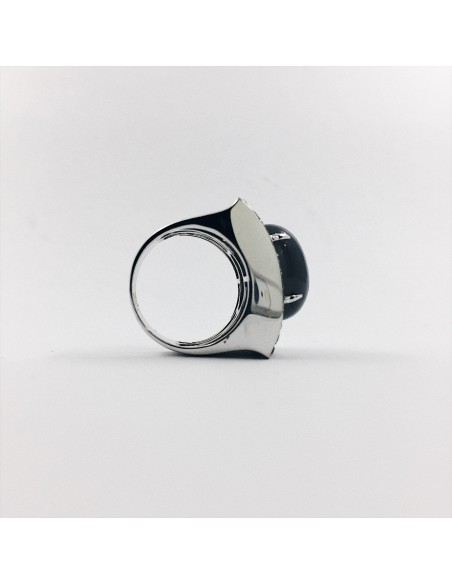Anillo en oro blanco con diamantes blancos y negros y piedra natural gris