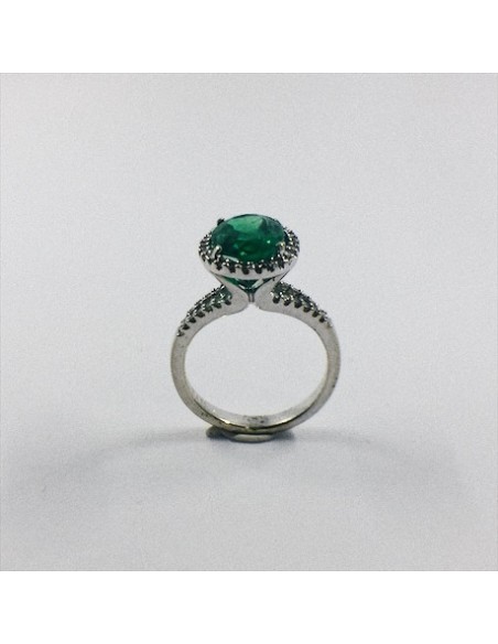 Anillo de oro blanco con brillantes y esmeralda central