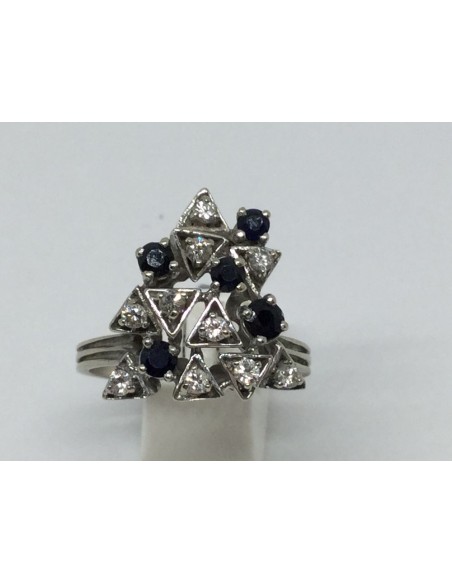 Sortija en oro blanco, zafiros y brillantes.