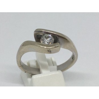 Sortija solitario de oro blanco de 18k y brillante 2