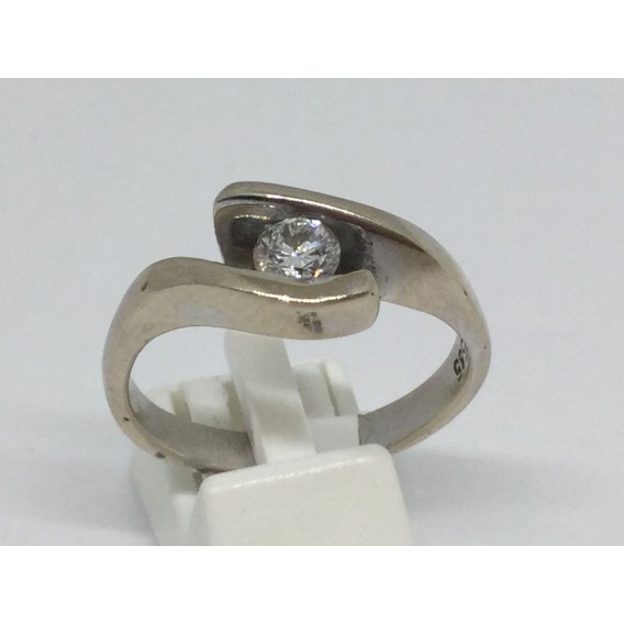 Sortija solitario de oro blanco de 18k y brillante