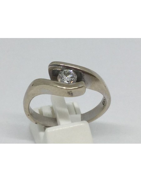 Sortija solitario de oro blanco de 18k y brillante