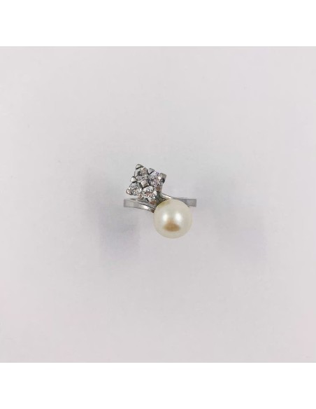 Anillo en oro blanco con perla cultivada y cuadrado de brillantes