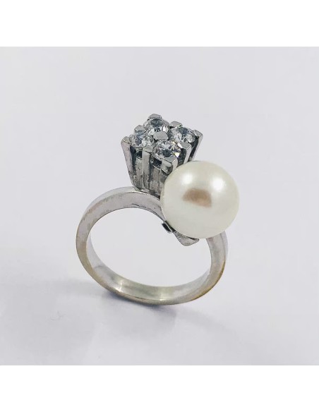 Anillo en oro blanco con perla cultivada y cuadrado de brillantes