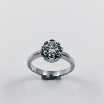 Solitario de oro blanco y brillante