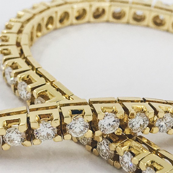 Pulsera riviÃ¨re en oro con brillantes.