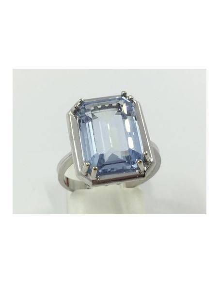 Anillo de oro blanco con piedra azul.