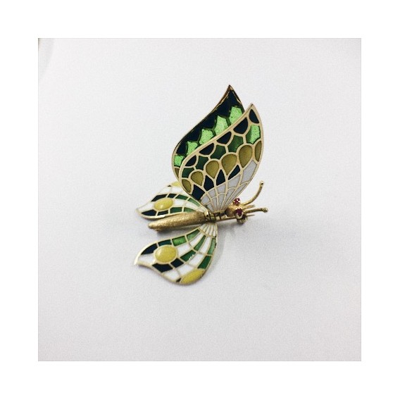 Broche de oro y esmaltes en forma de mariposa