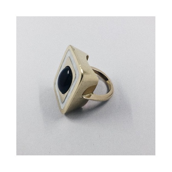 Anillo de oro, esmalte y piedra de color