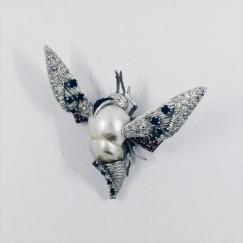 Broche en oro blanco, diamantes, zafiros y rubÃ­es