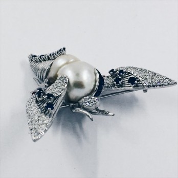 Broche en oro blanco, diamantes, zafiros y rubÃ­es 2