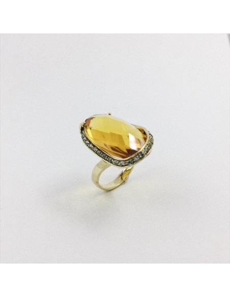 Anillo de oro con gran topacio y brillantes