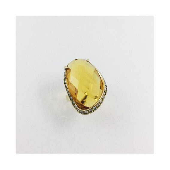 Anillo de oro con gran topacio y brillantes