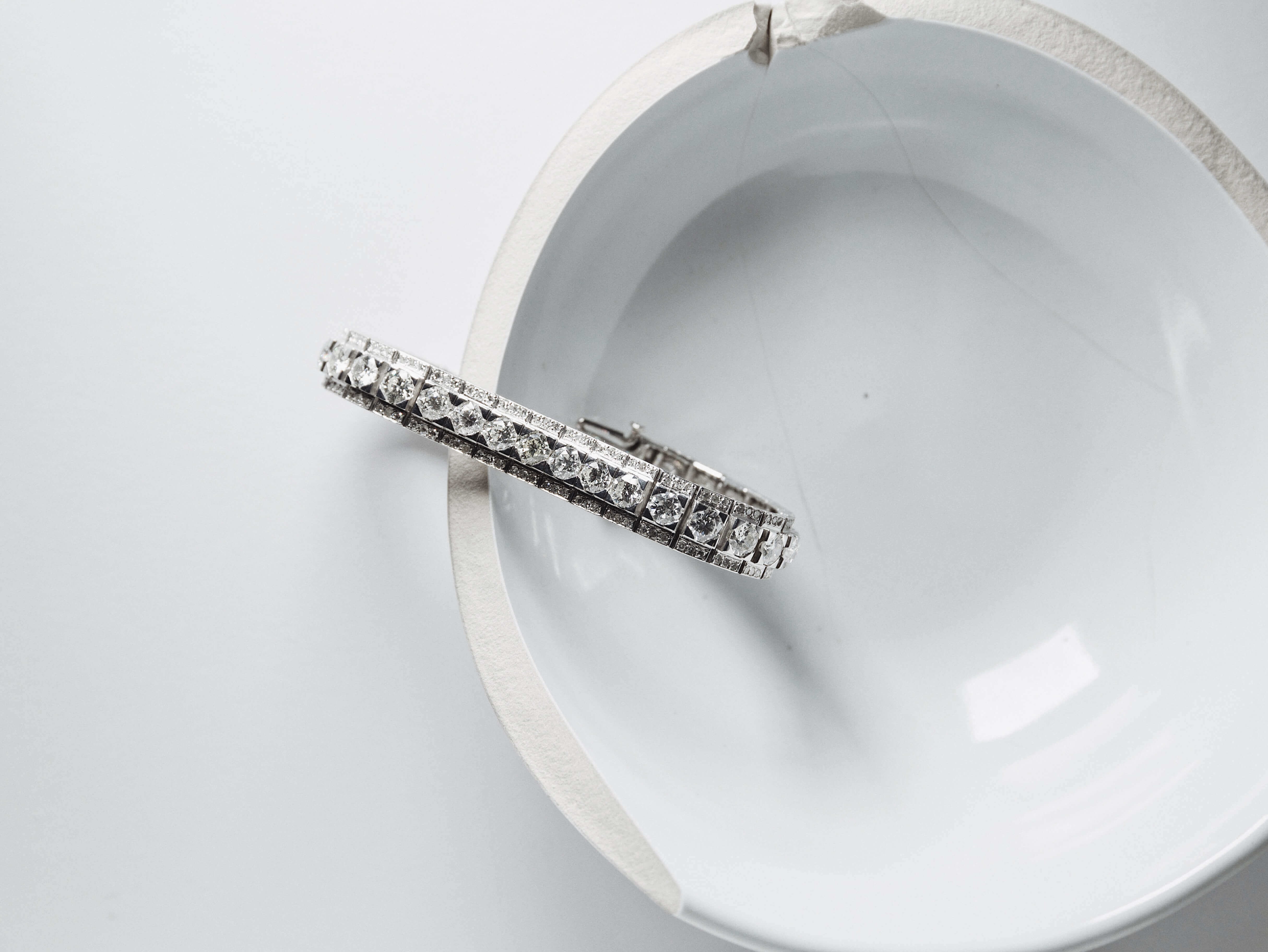No venda sus joyas, piedras y relojes. Nosotros le prestamos el dinero