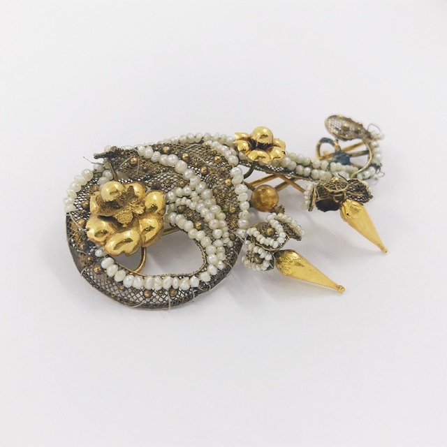 Antiguo broche de oro y perlitas