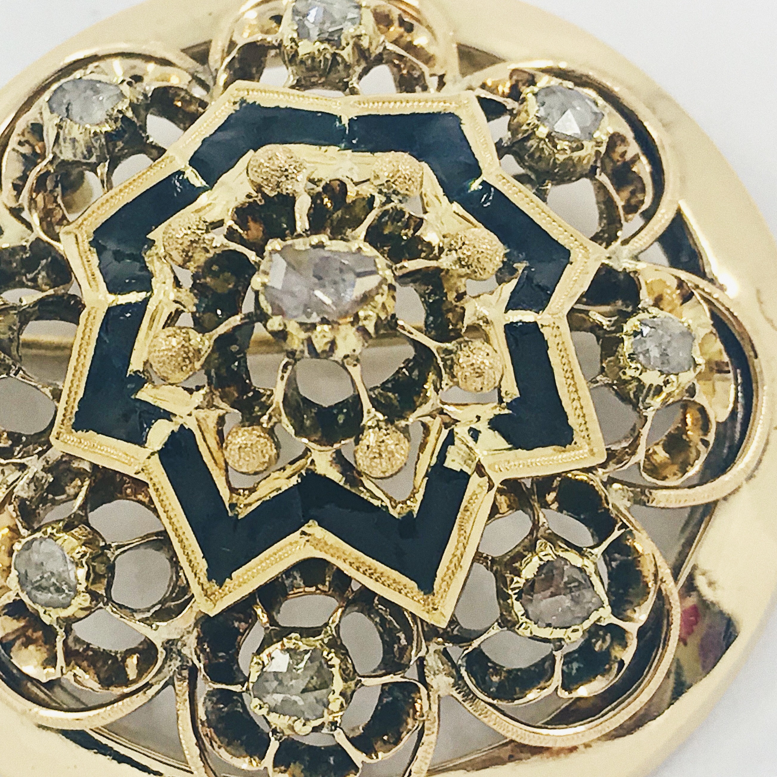 Broche circular de oro con diamantes