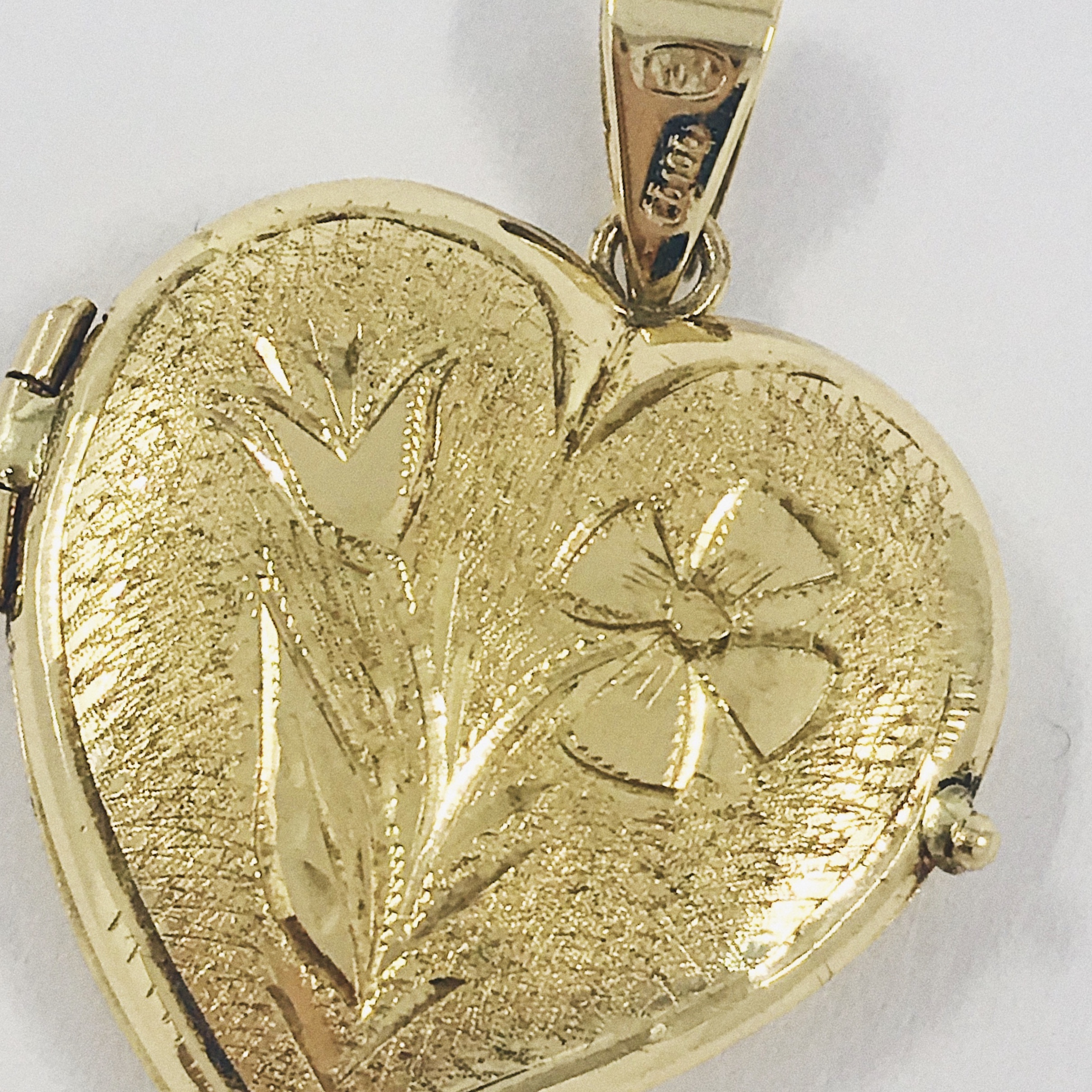Colgante de oro 18kt en forma de corazón.