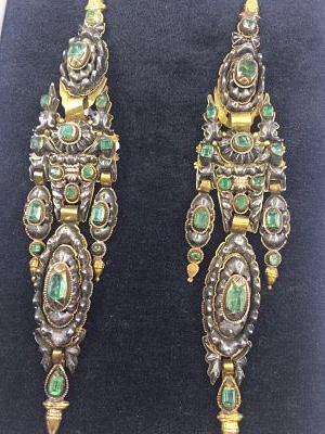 Pendientes isabelinos en plata dorada y esmeraldas