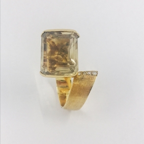 Anillo de oro con topacio y diamantes. | Comprar anillos de segunda mano
